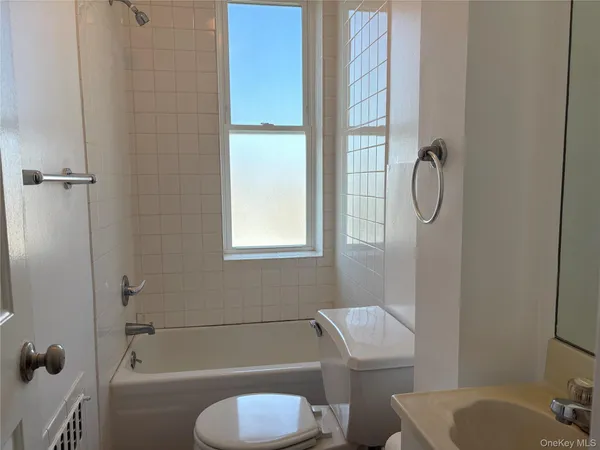 $1,948 | 49 5th Street, Unit 10, New Rochelle, NY 10801