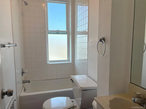 $1,948 | 49 5th Street, Unit 10, New Rochelle, NY 10801