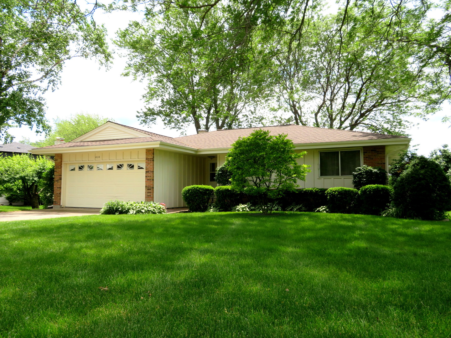 414 Beck Road Lindenhurst, IL 60046 - Photo 1 of 23
