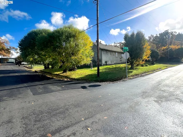 $375,000 | 425 South 3rd Street, Springfield, OR 97477