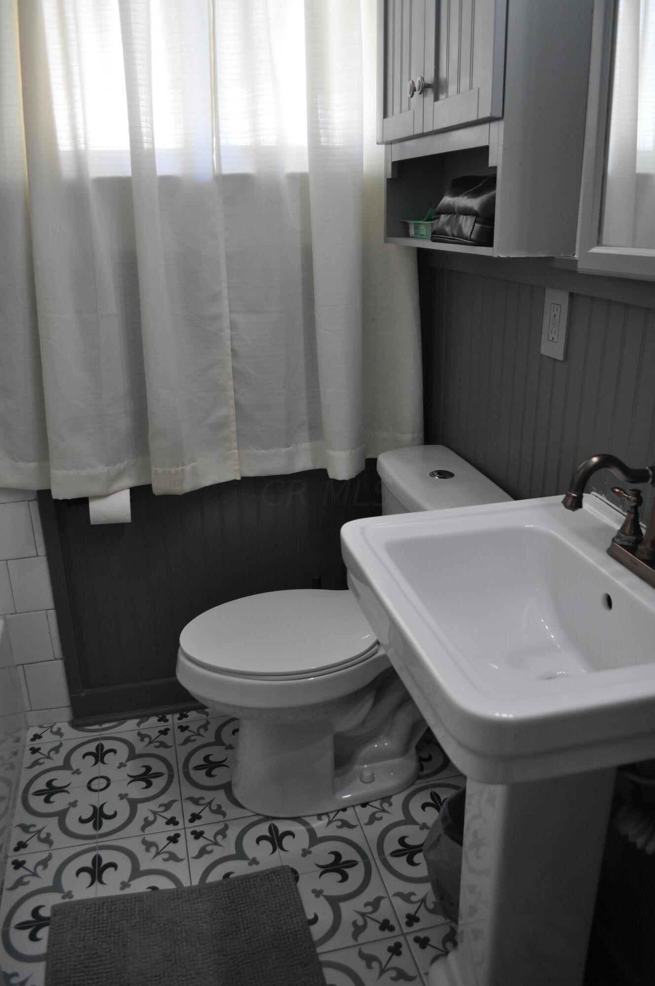 3386 Eakin Road Columbus, OH 43204 - Photo 14 of 31 Bathroom