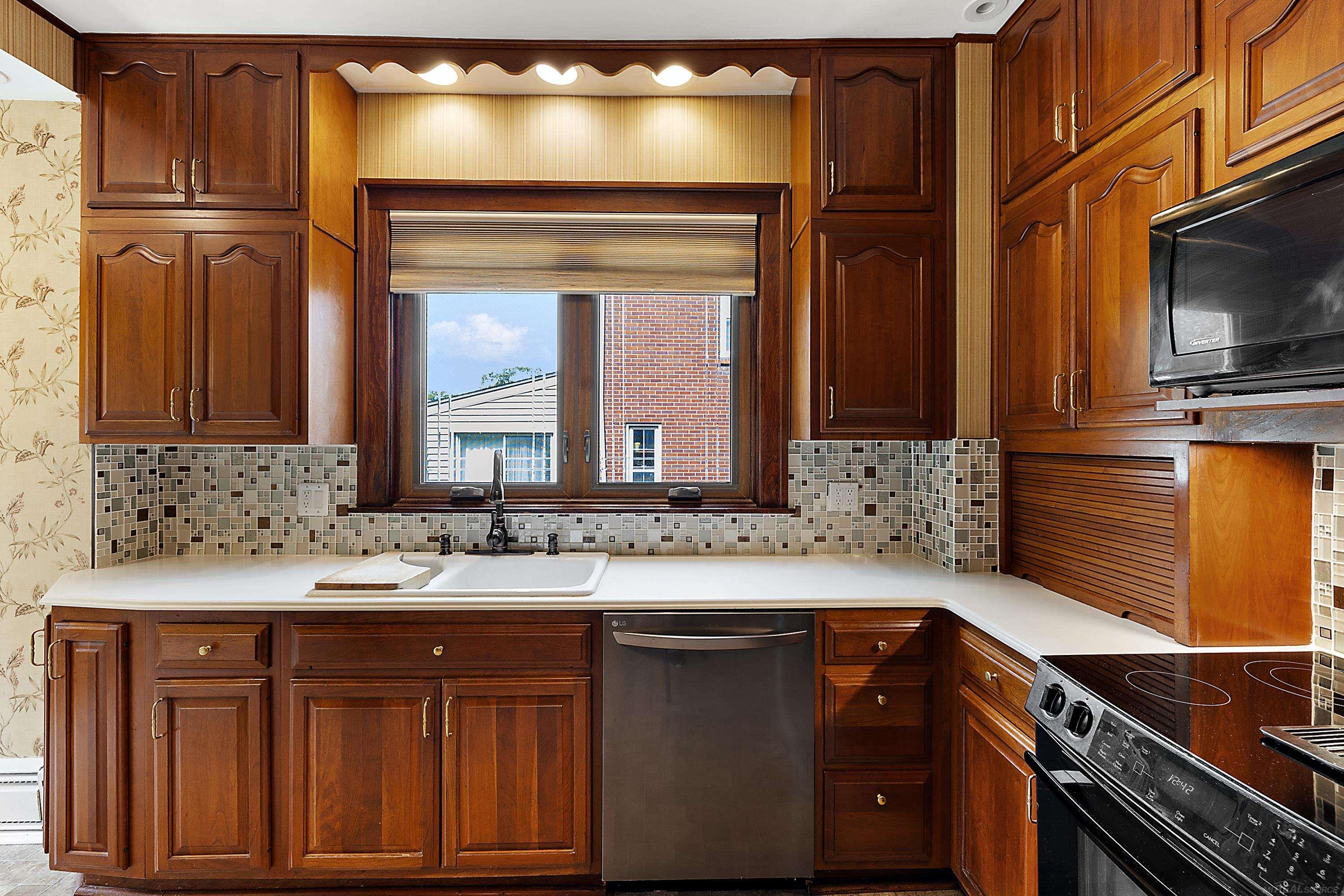 1371 Bedford Road Grosse Pointe, MI 48230 - Photo 15 of 44 50124154-16.JPG