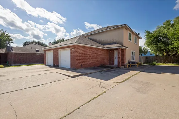 a view of a house with a backyard