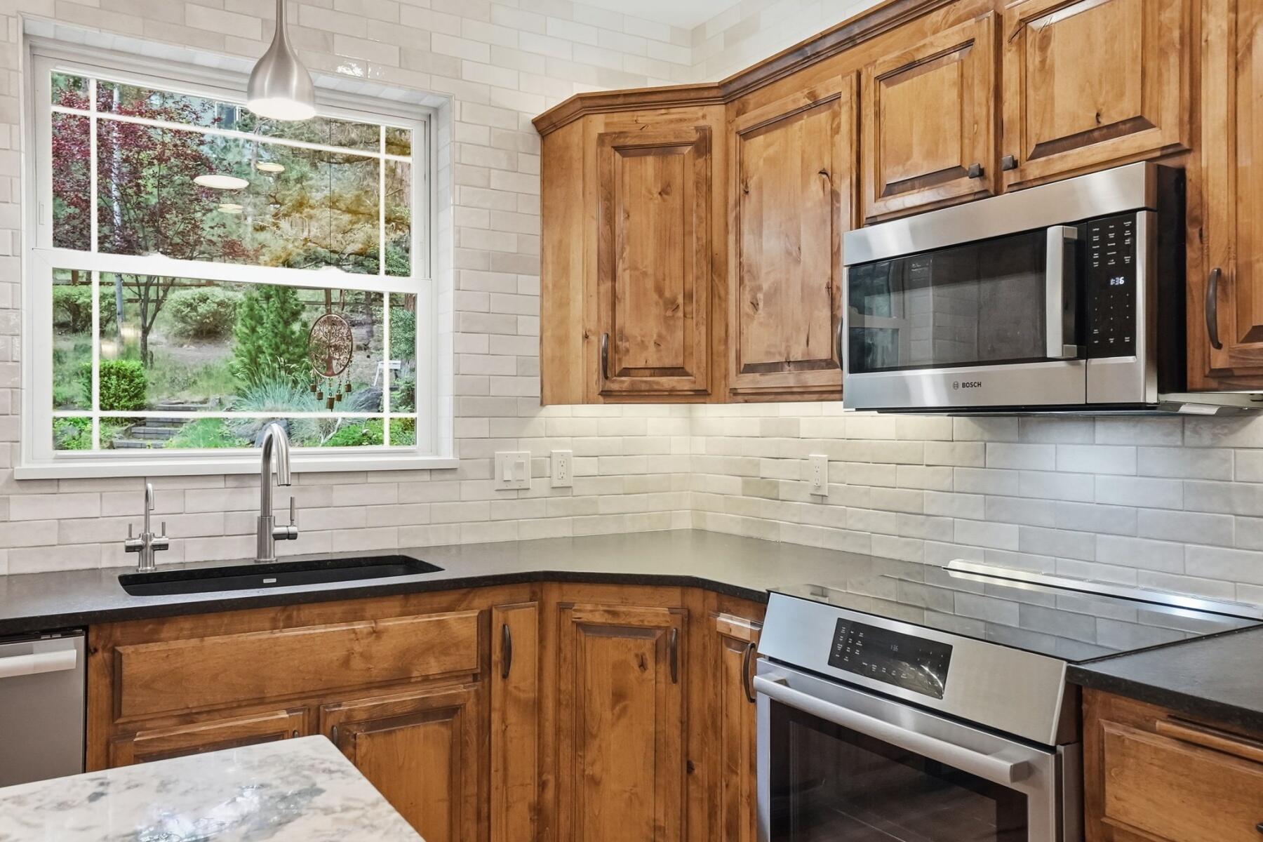 1098 Northwest Stannium Road Bend, OR 97703 - Photo 9 of 45
