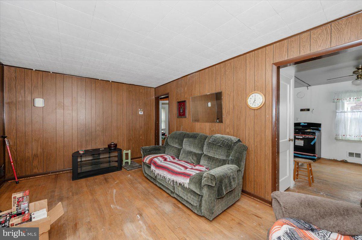 9813 Braddock Road Silver Spring, MD 20903 - Photo 4 of 48