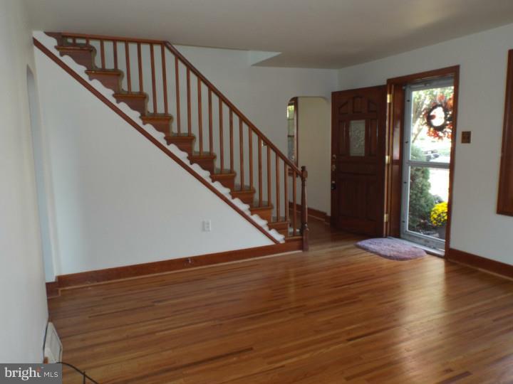 512 Lawrence Road Havertown, PA 19083 - Photo 3 of 15 Living Room