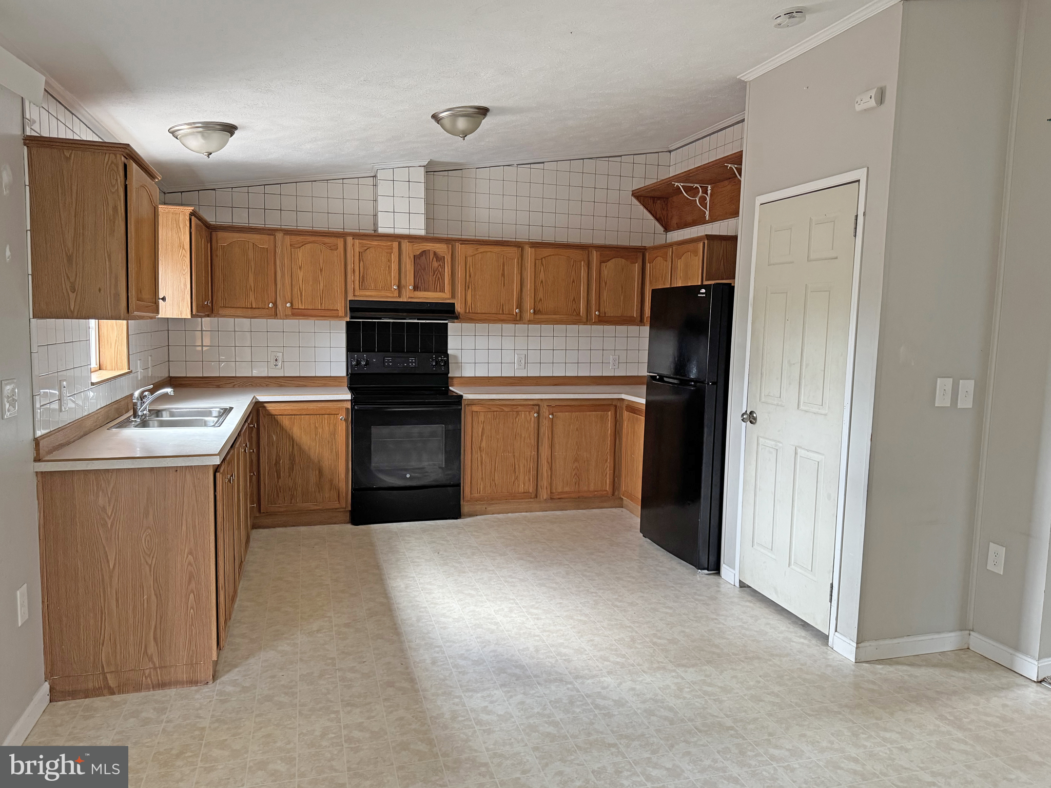 238 Silver Leaf Lane Dover, DE 19901 - Photo 4 of 20 a kitchen with stainless steel appliances granite countertop a refrigerator stove and sink
