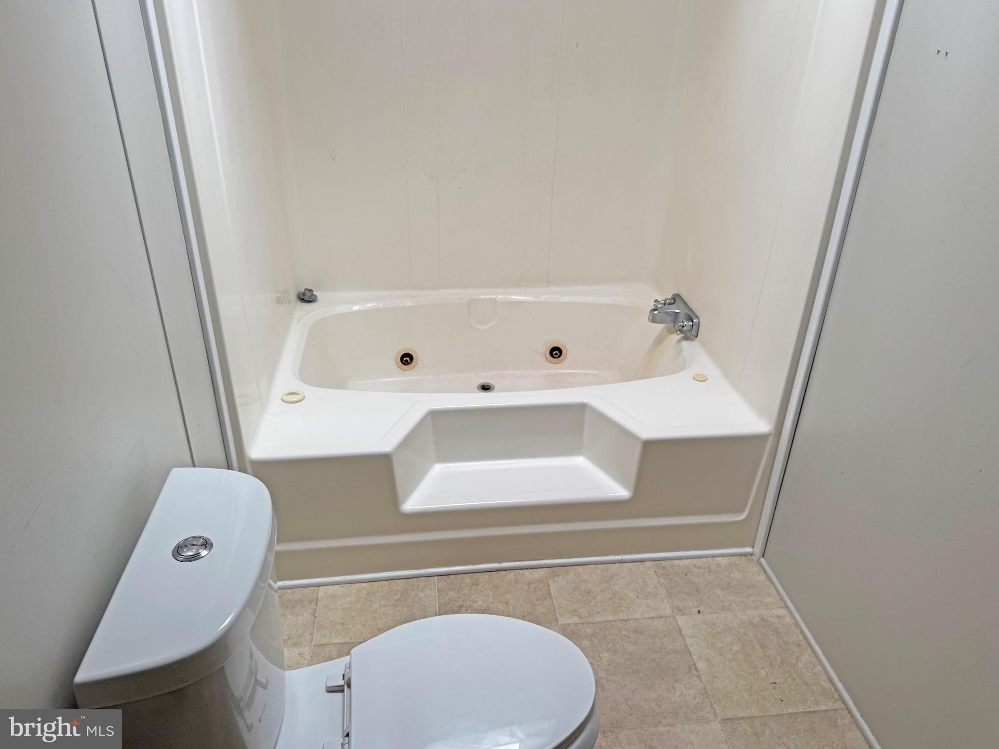 238 Silver Leaf Lane Dover, DE 19901 - Photo 7 of 20 a bathroom with a bathtub sink and toilet