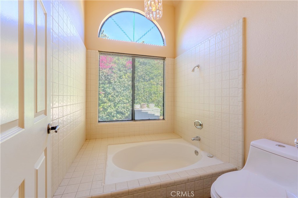 2667 Victoria Park Drive Riverside, CA 92506 - Photo 15 of 20 a bathroom with a tub and toilet