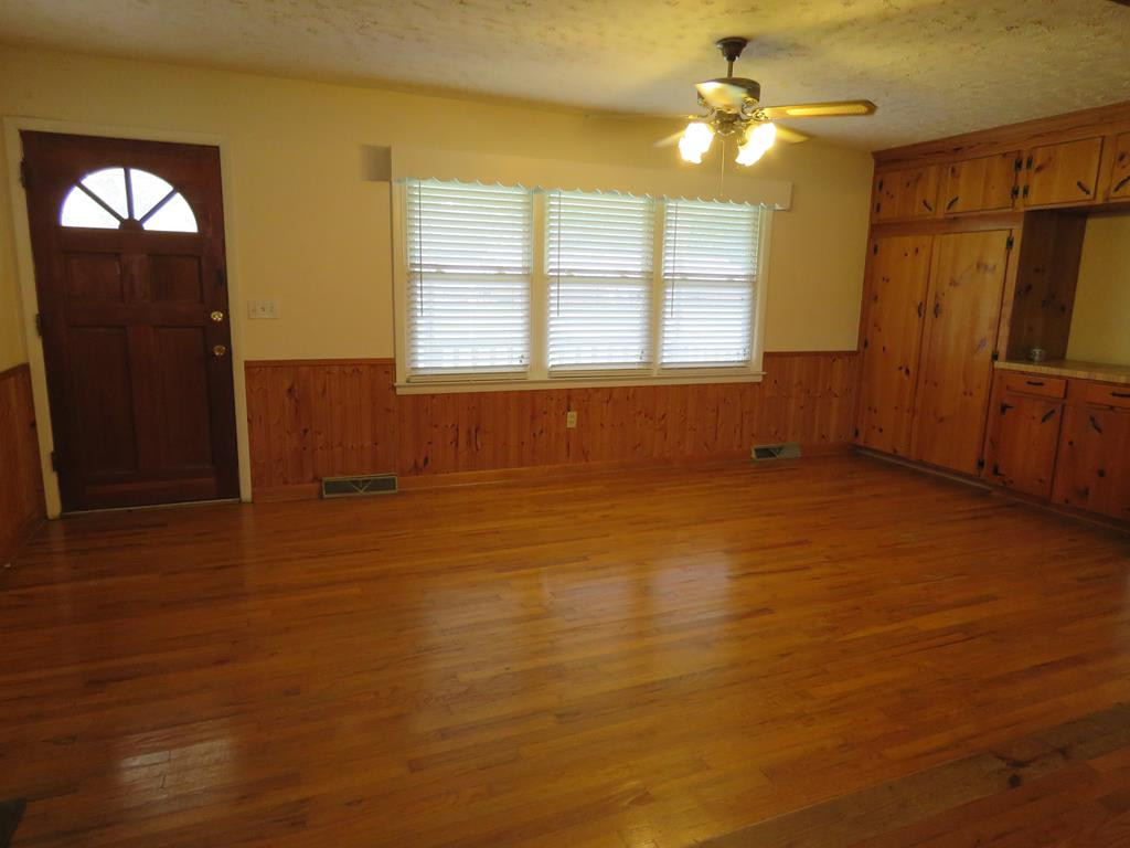 437 State Rd S-38-1249 Norway, SC 29113 - Photo 13 of 31 Living Room