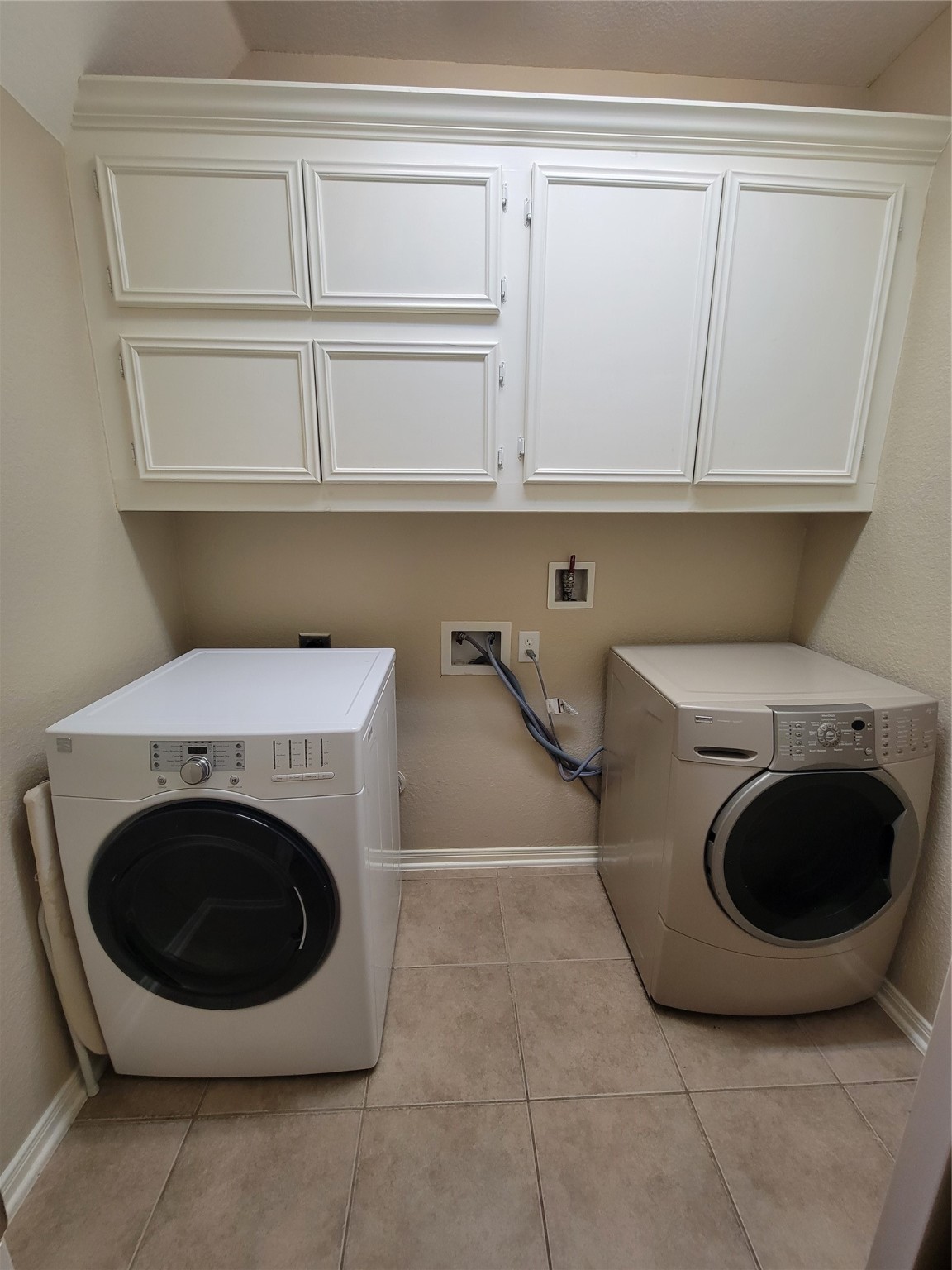 130 Zephyr Bend Place The Woodlands, TX 77381 - Photo 14 of 29 a utility room with dryer and washer