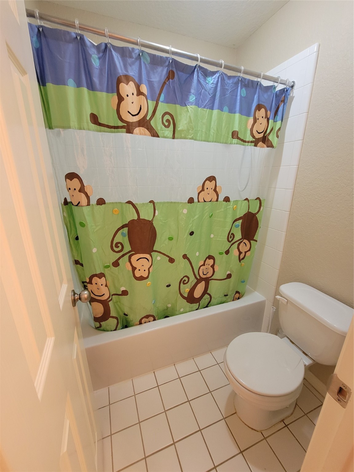 130 Zephyr Bend Place The Woodlands, TX 77381 - Photo 23 of 29 a bathroom with a toilet and a bathtub