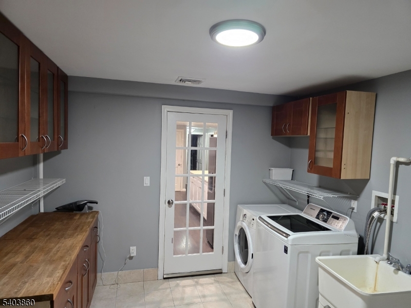 36 Wawayanda Road Vernon, NJ 07422 - Photo 16 of 34 a kitchen that has a sink and a stove in it