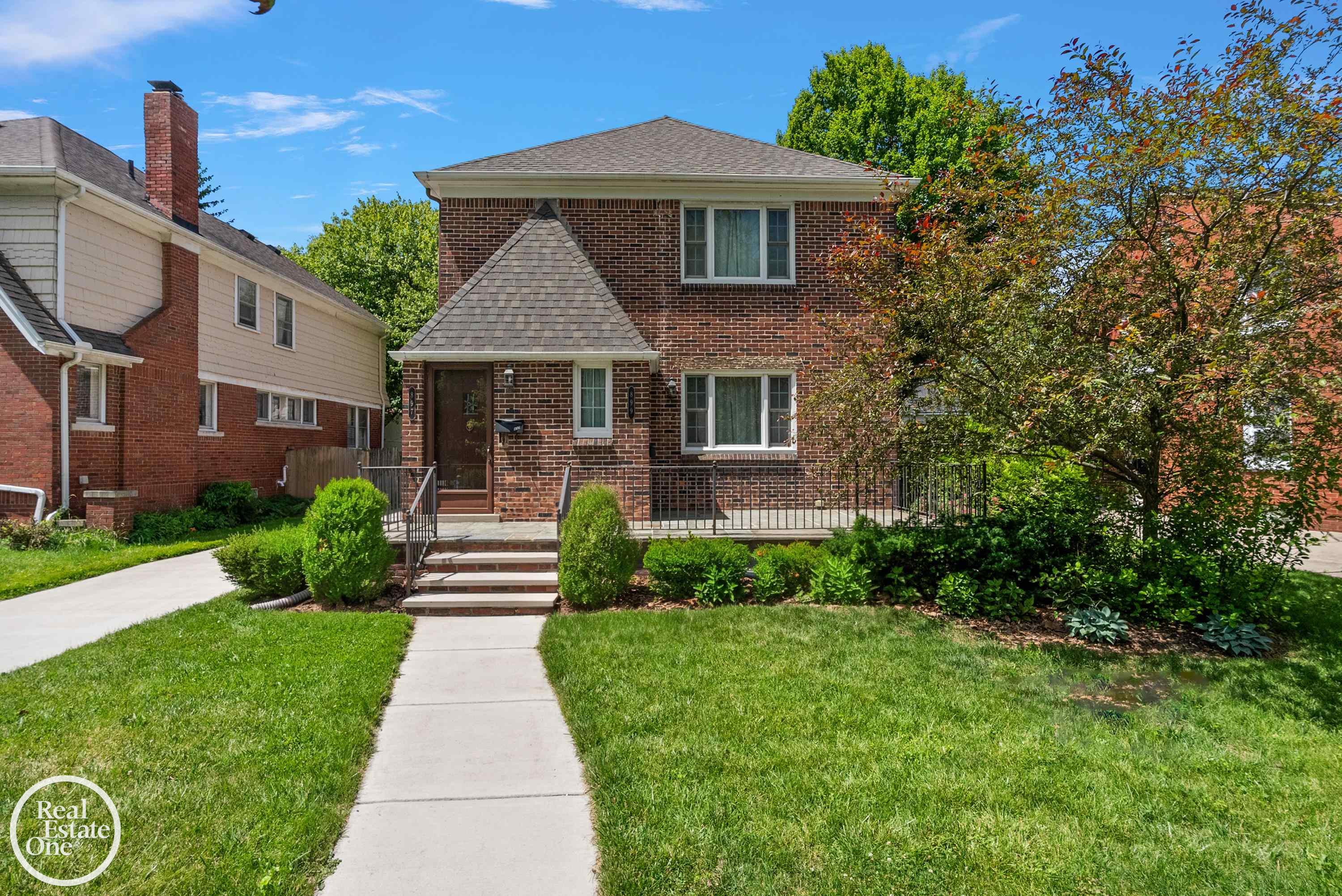 897 Rivard Boulevard Grosse Pointe, MI 48230 - Photo 2 of 42 50212858-36e627db-96e8-47dd-a866-12596994e2fc.JPG
