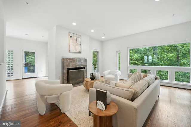 en view of an empty room with wooden floor and a window