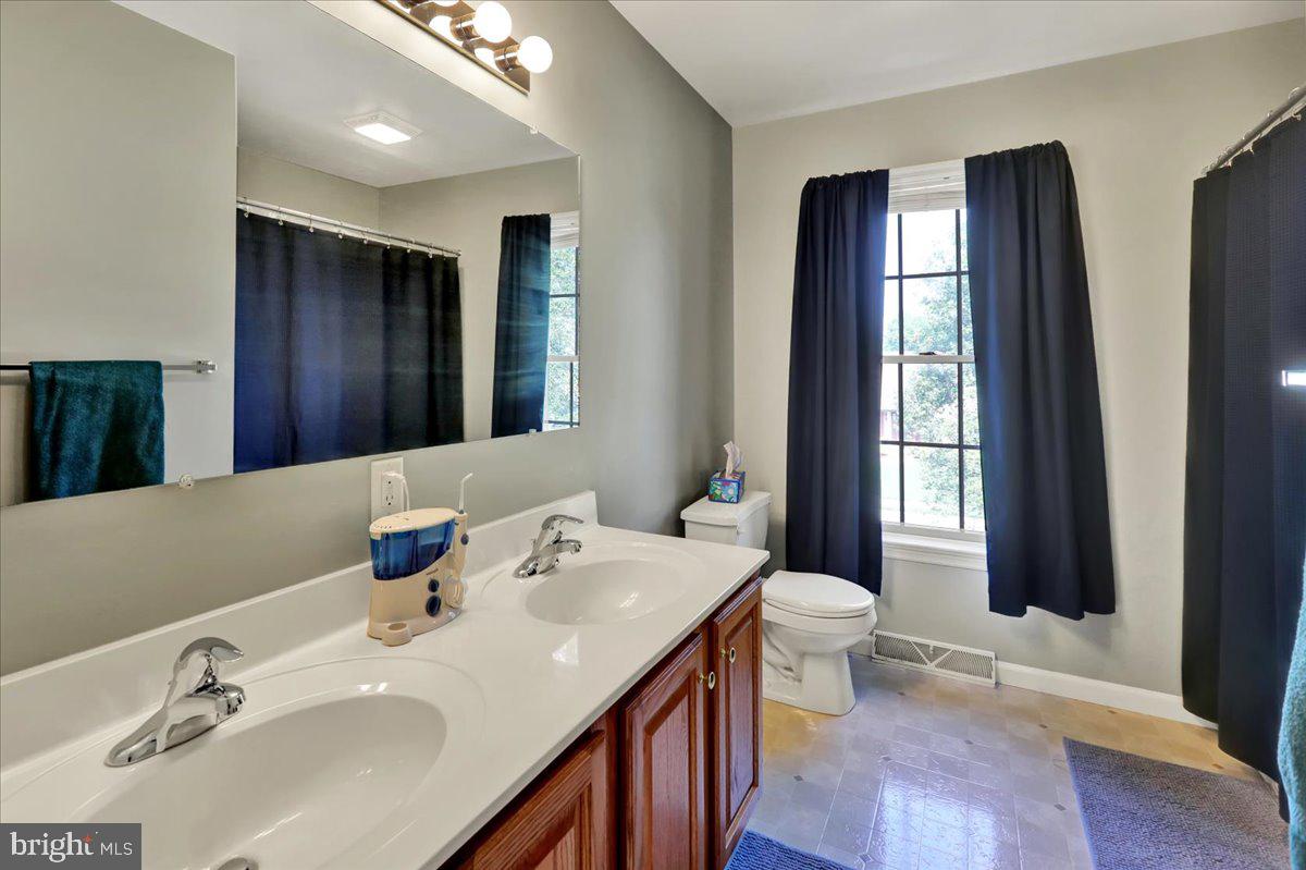 32 Duffield Drive Lititz, PA 17543 - Photo 28 of 55 Hall Full Bathroom