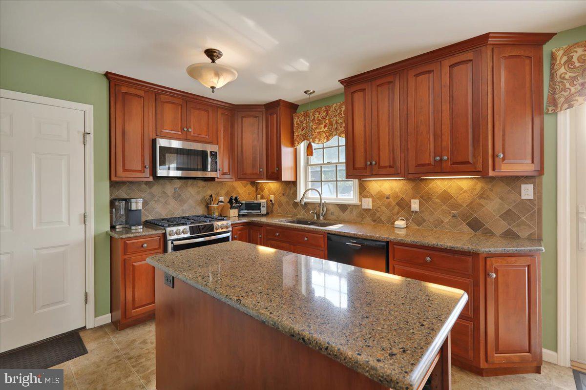 32 Duffield Drive Lititz, PA 17543 - Photo 9 of 55 Kitchen Island w/ Granite Countertops