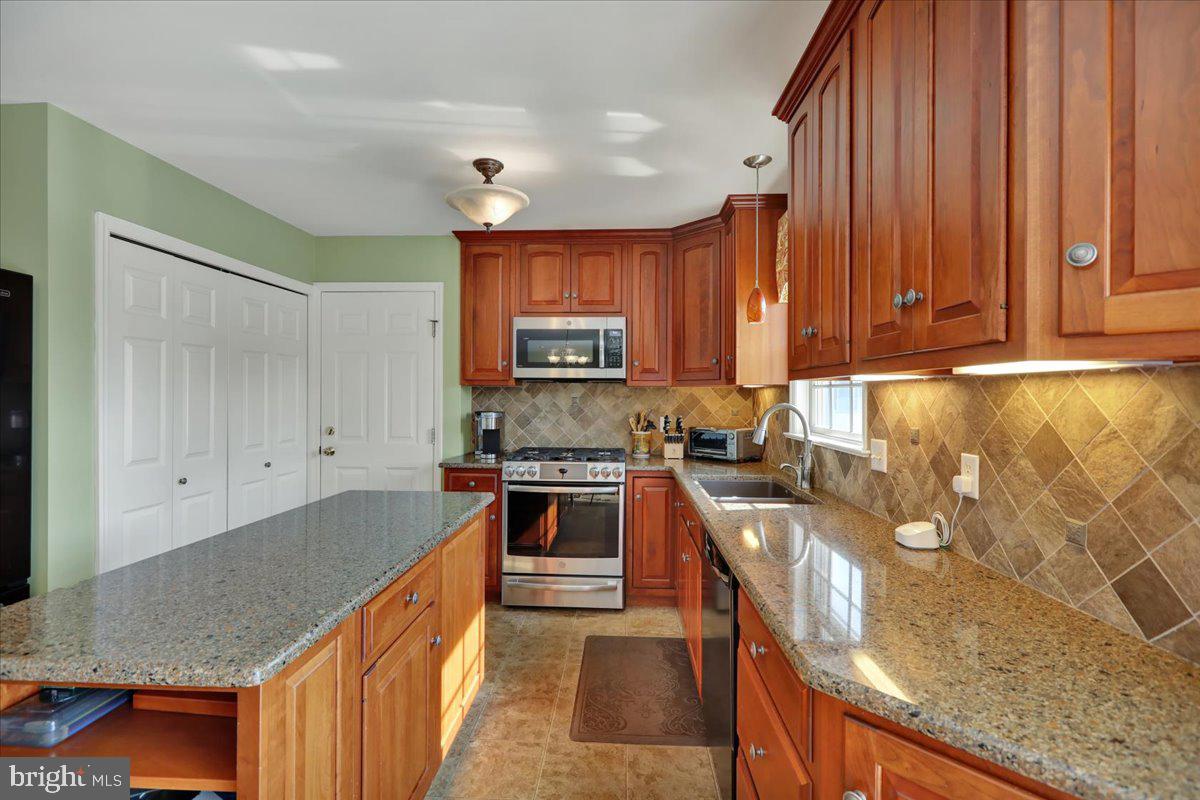 32 Duffield Drive Lititz, PA 17543 - Photo 10 of 55 Backsplash & Under Cabinet Lighting