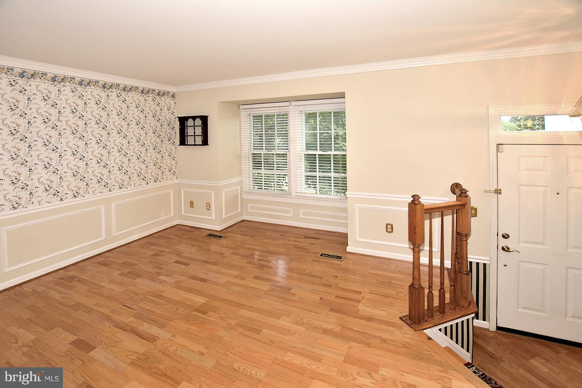 6354 Racetec Place Springfield, VA 22150 - Photo 5 of 23 Living Room