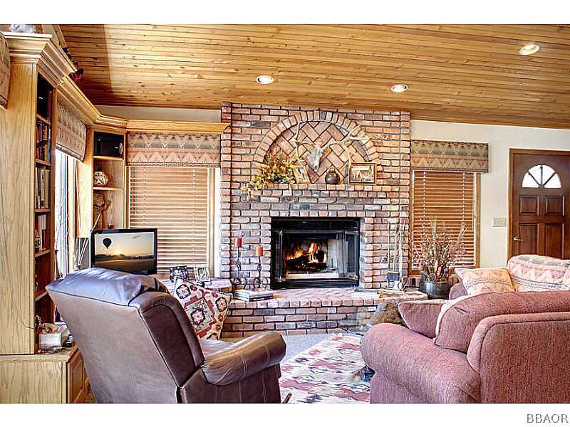 39750 Flicker Road Fawnskin, CA 92333 - Photo 9 of 25 Living Room.