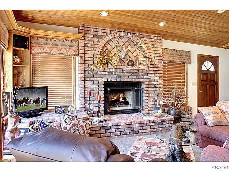 39750 Flicker Road Fawnskin, CA 92333 - Photo 10 of 25 Living Room.