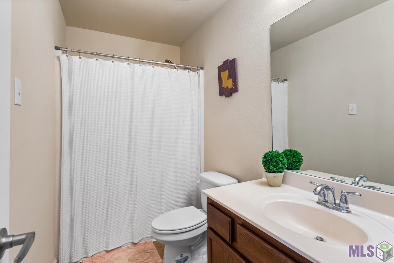 9322 Folsom Road Denham Springs, LA 70706 - Photo 10 of 15 upstairs bath