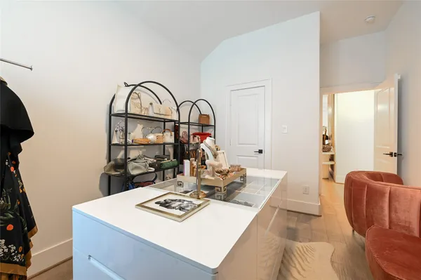 a view of an house with backyard and garden