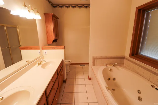 $515,000 | 2577 East 600 South, Huntingburg, IN 47542