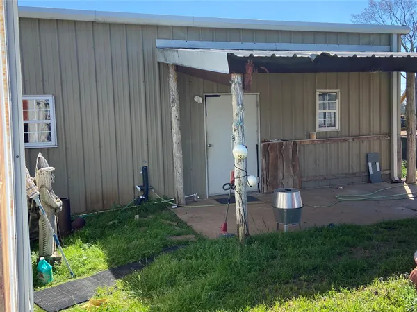 a view of a house with backyard and porch