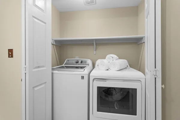 a view of entryway with a shower