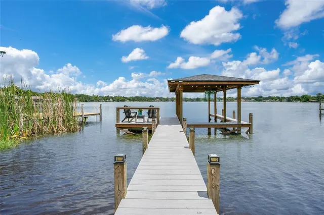 a view of a livingroom with wooden floor and entryway