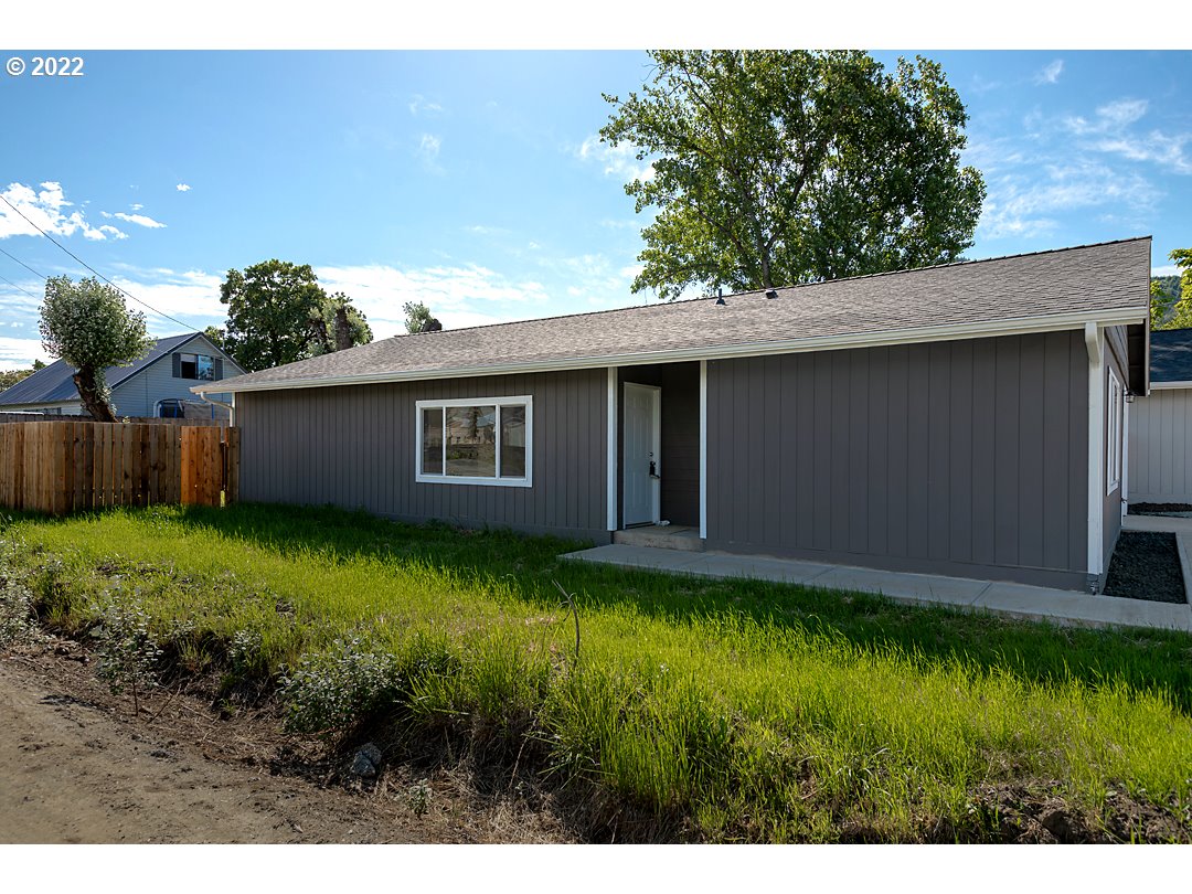 510 L Street Riddle, OR 97469 - Photo 1 of 20