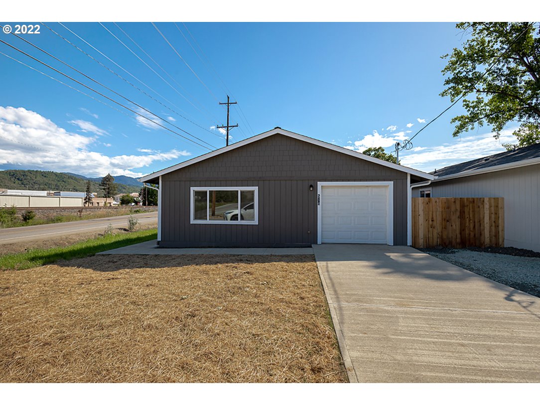 510 L Street Riddle, OR 97469 - Photo 2 of 20