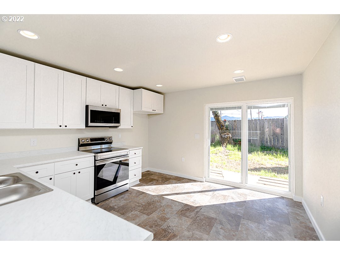 510 L Street Riddle, OR 97469 - Photo 8 of 20