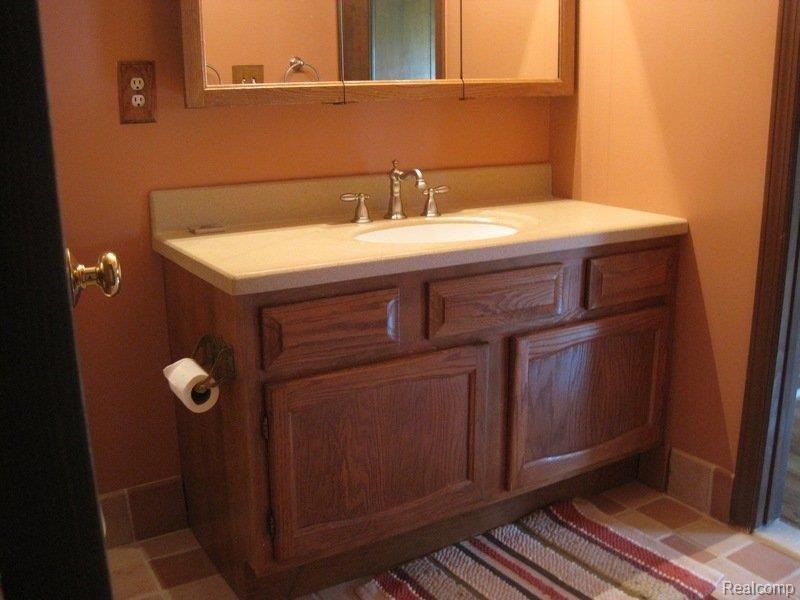 365 Reymont Road Waterford, MI 48327 - Photo 17 of 34 Main Bath