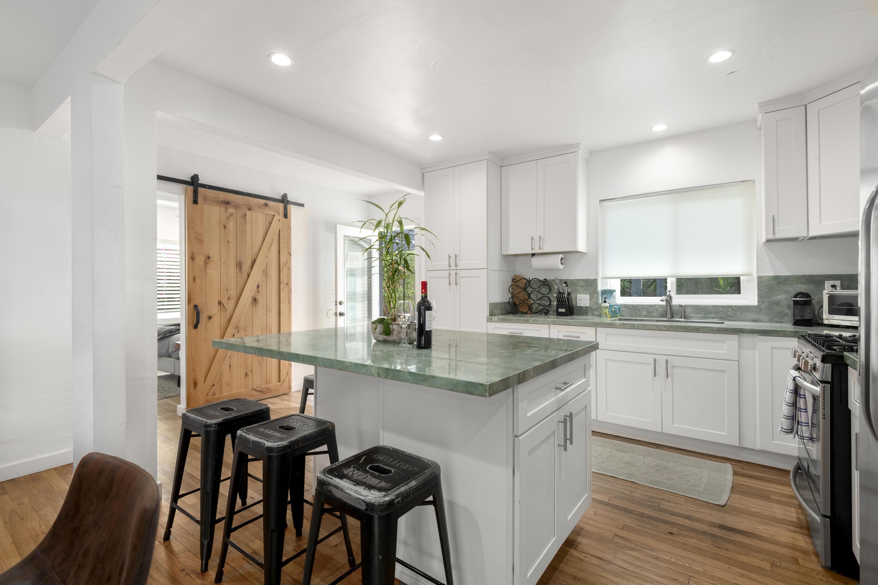 1102 Del Mar Avenue Santa Barbara, CA 93109 - Photo 6 of 37 1102DelMarAve06