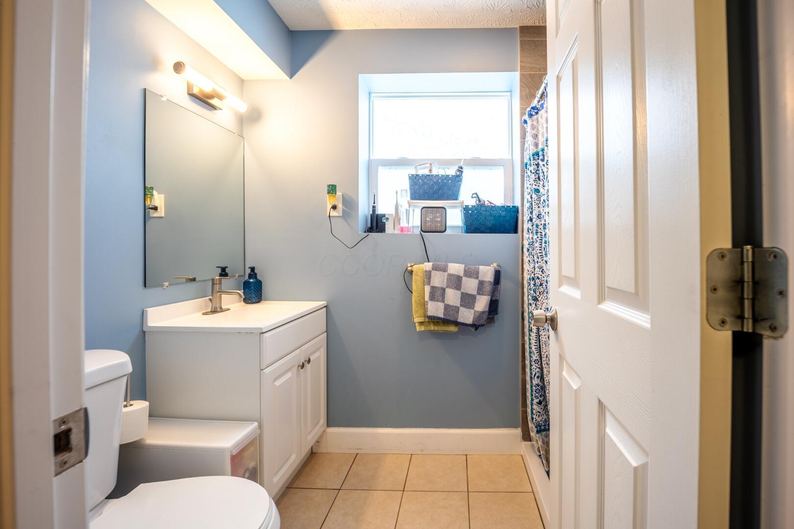 6458 Faircrest Road Columbus, OH 43229 - Photo 14 of 40 R6__4945-HDR (Large)