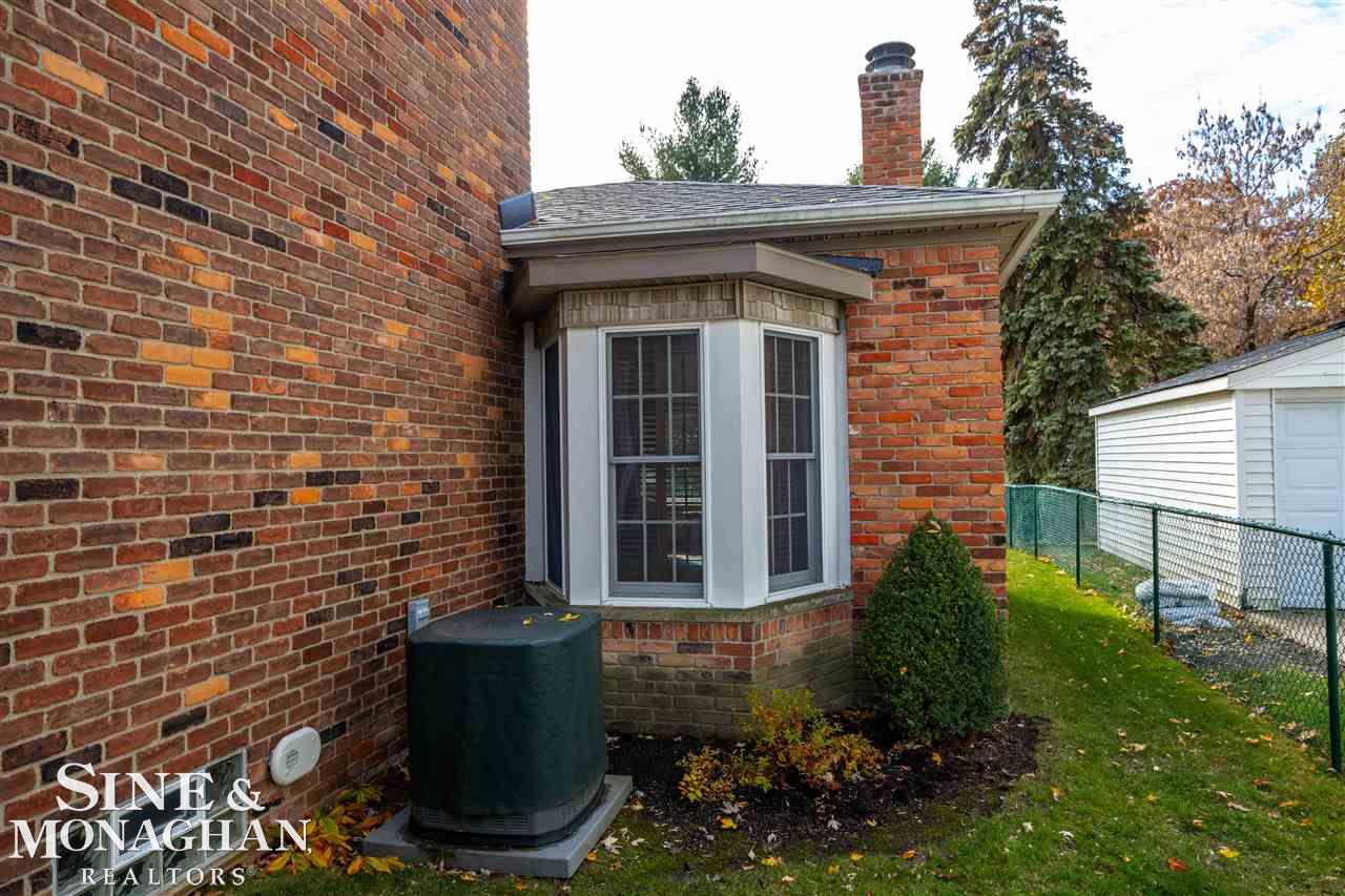 903 Roslyn Road Grosse Pointe, MI 48236 - Photo 30 of 38 50061069-29.JPG