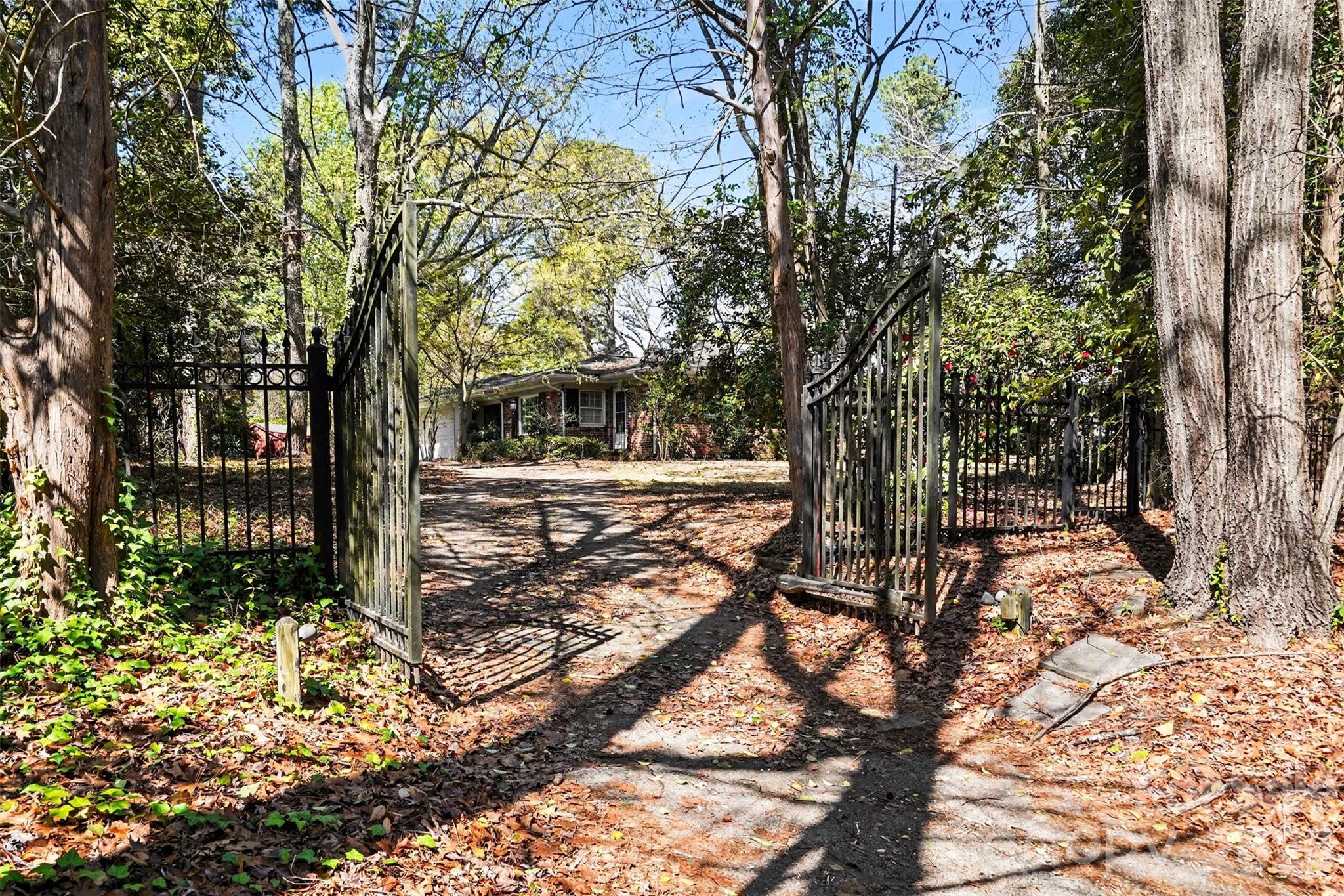 7600 Park Road Charlotte, NC 28210 - Photo 8 of 10 a view of outdoor space with a garden
