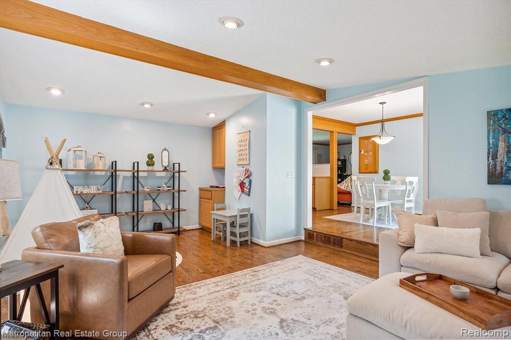 2405 Keith Road West Bloomfield, MI 48324 - Photo 11 of 43
