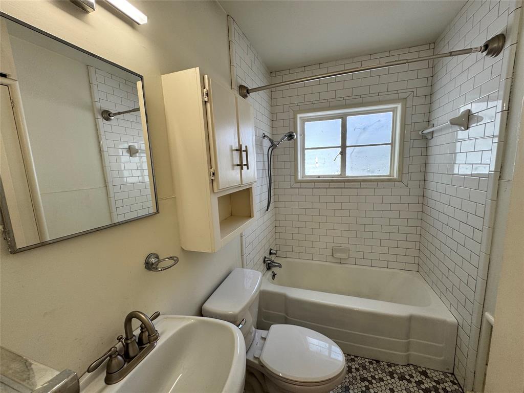 3727 Meredith Avenue Dallas, TX 75211 - Photo 10 of 17 a bathroom with a sink toilet and shower