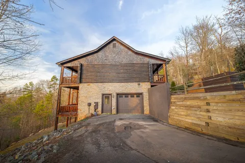 $987,000 | 180 Cinnamon Bear Road, Mineral Bluff, GA 30559