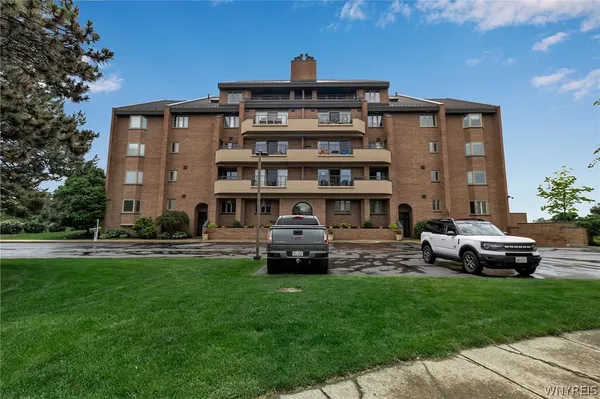$920,000 | 40 Waterfront Circle, Unit 401, Buffalo, NY 14202