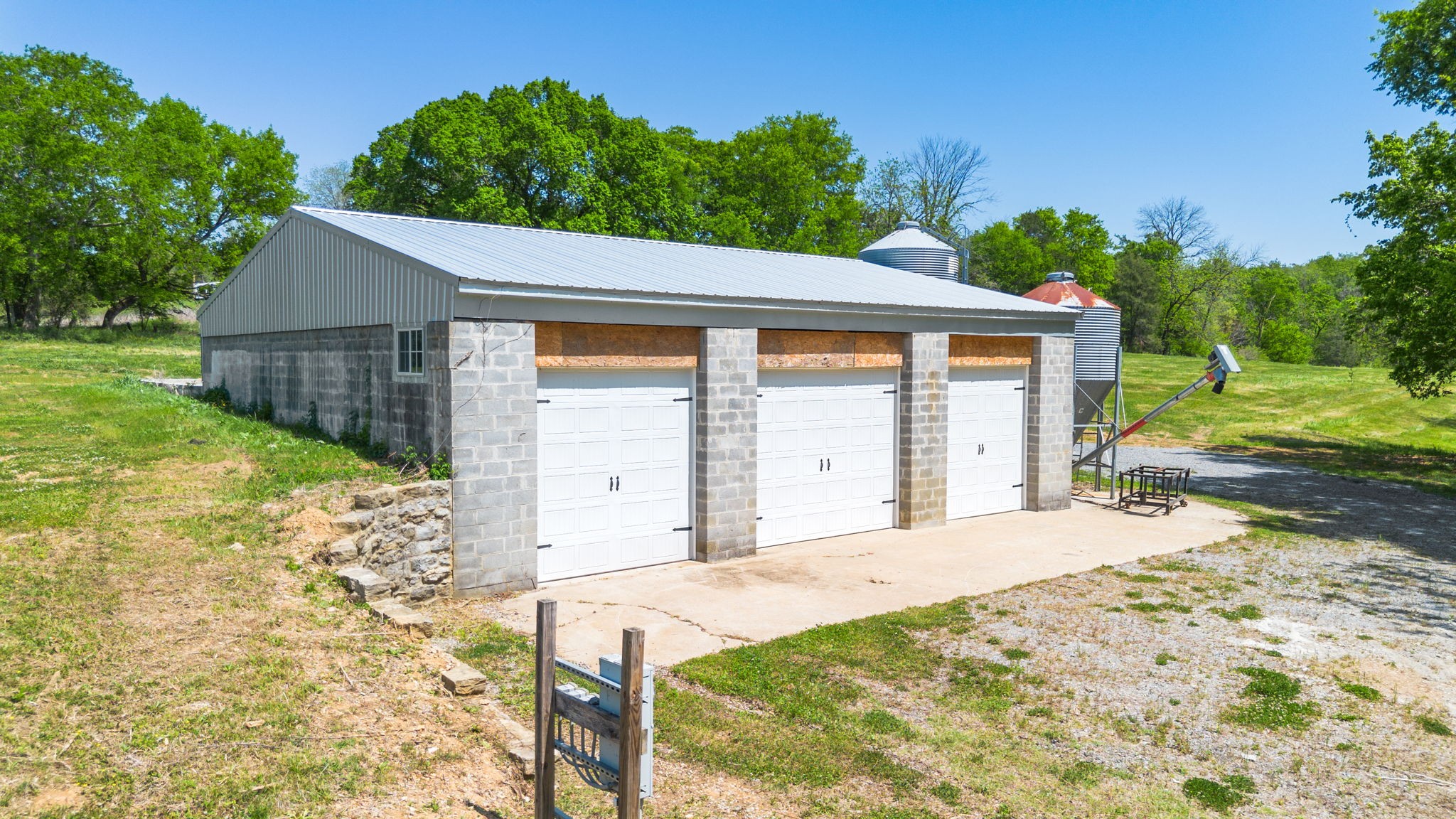 334 Cathcart Road Frankewing, TN 38459 - Photo 10 of 30 a front view of a house with garden