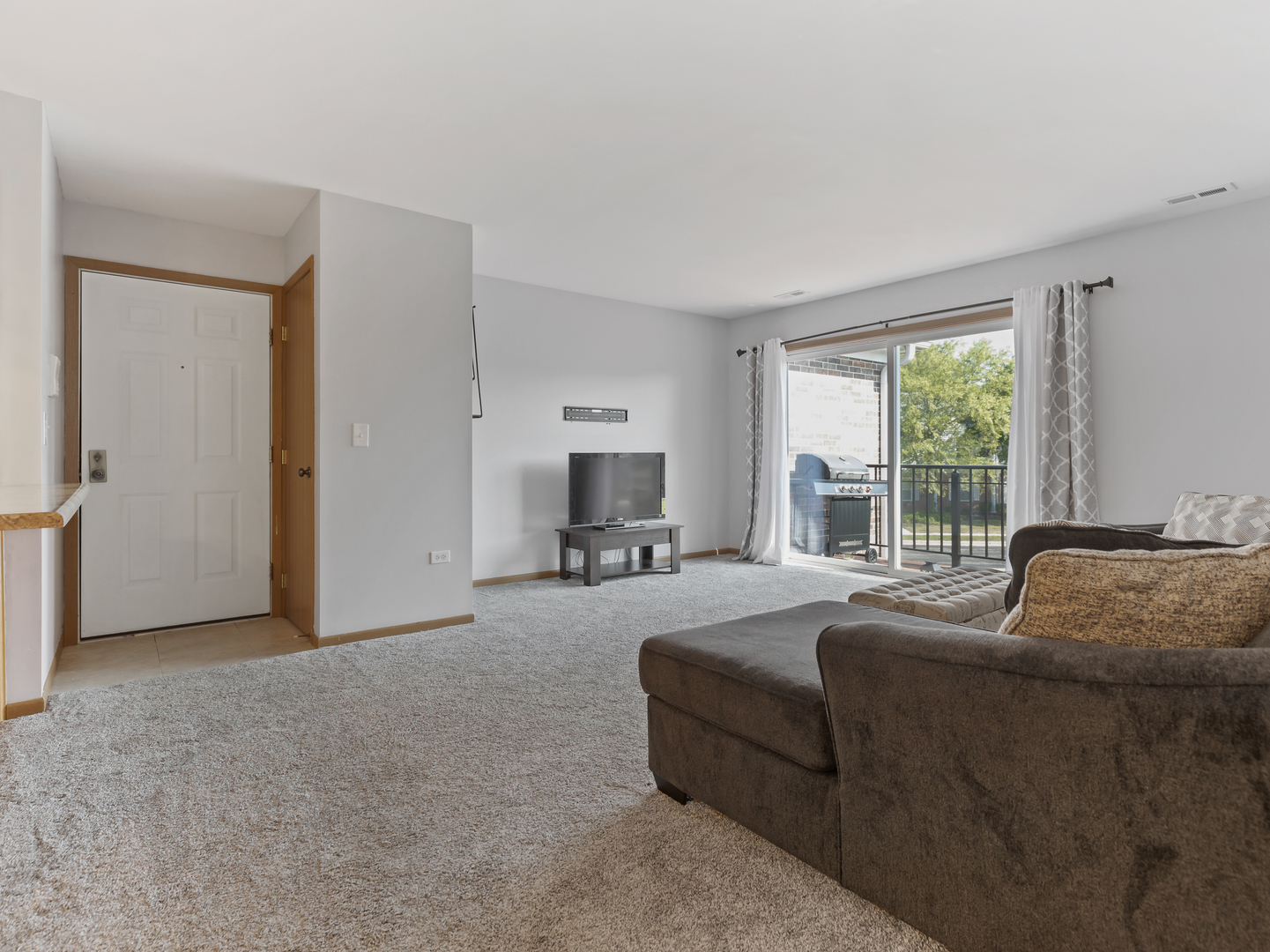 935 Golf Course Road, Unit 7 Crystal Lake, IL 60014 - Photo 3 of 21 a spacious bedroom with a bed and a couch