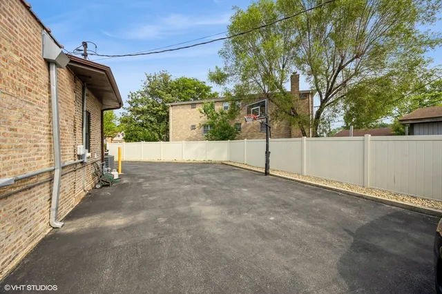 $549,500 | 3100 Grand Boulevard, Brookfield, IL 60513