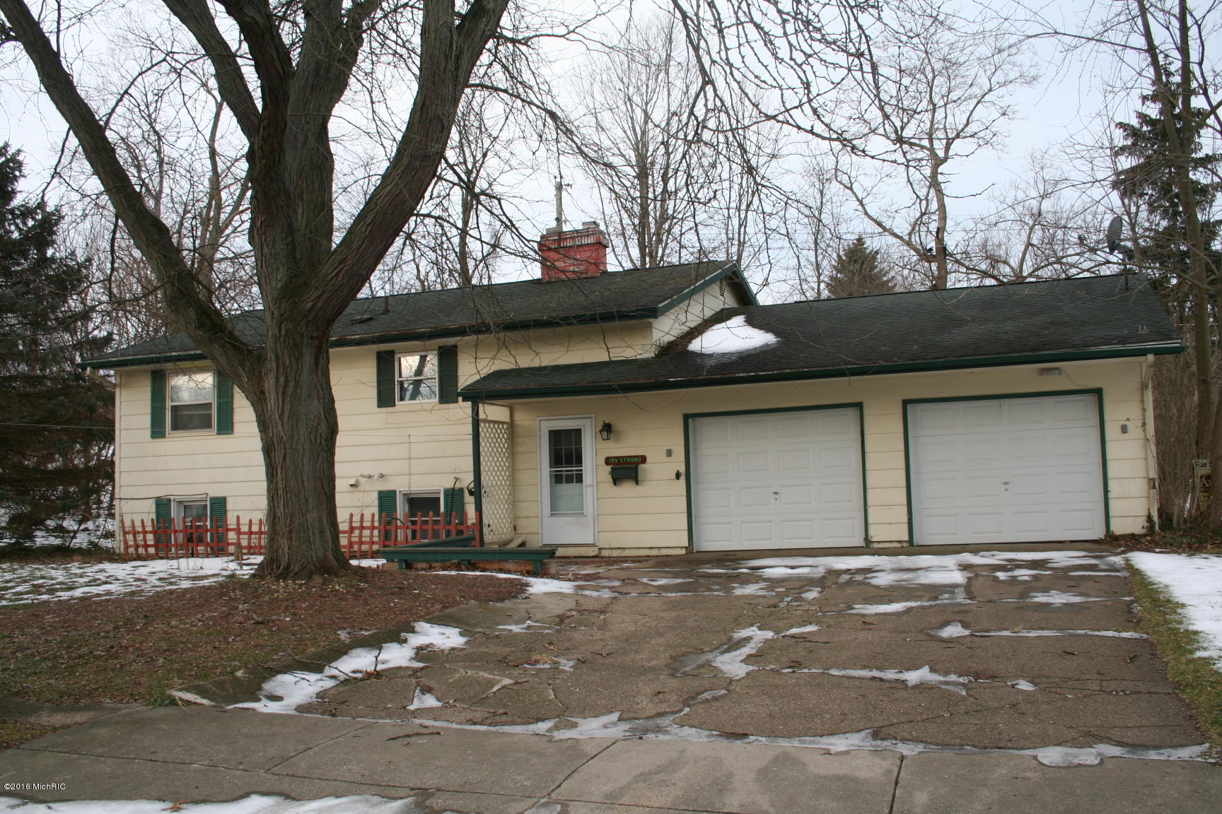 194 Strand Avenue Coloma, MI 49038 - Photo 2 of 36 IMG_4749