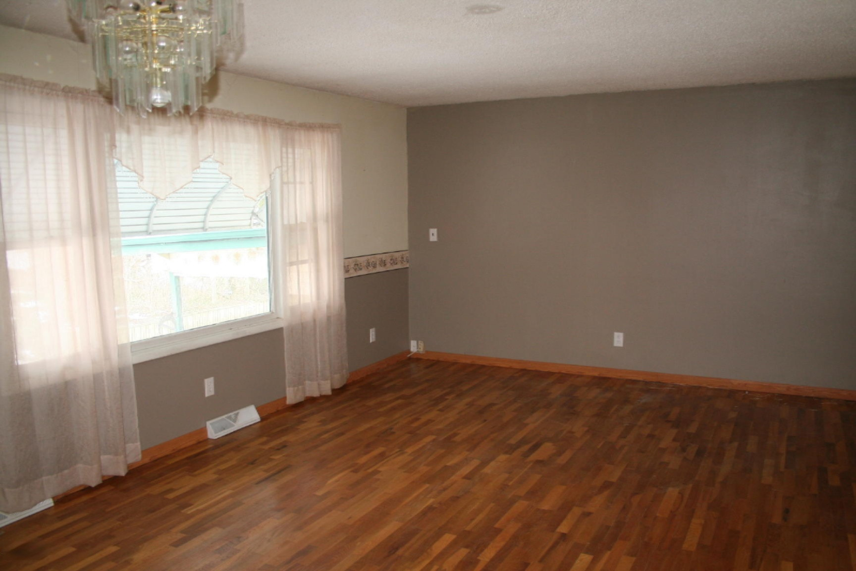194 Strand Avenue Coloma, MI 49038 - Photo 6 of 36 IMG_4777