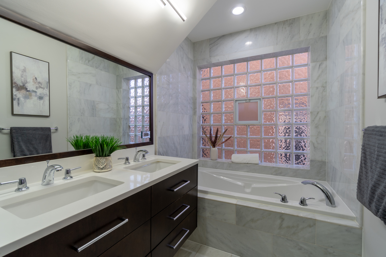 908 North Winchester Avenue Chicago, IL 60622 - Photo 13 of 46 a bathroom with a tub a sink and a large mirror