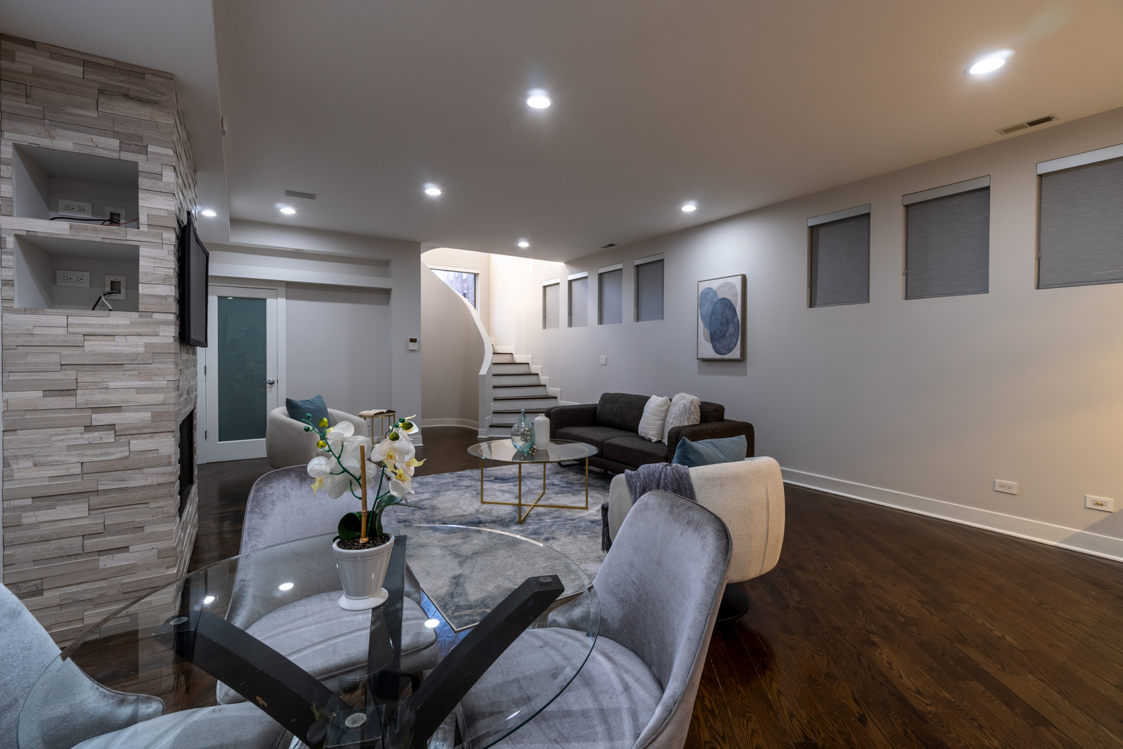 908 North Winchester Avenue Chicago, IL 60622 - Photo 31 of 46 a living room with furniture